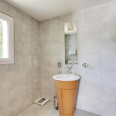 House With A Pool Near Saint-paul-de-vence 빌라 *